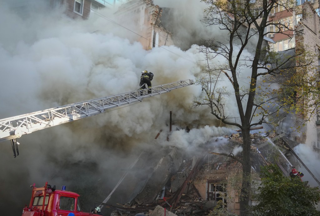 一架無人機向烏克蘭基輔的建築物開火後，消防員正在滅火。AP