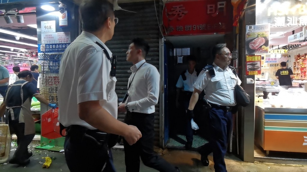 大批警員在場調查。