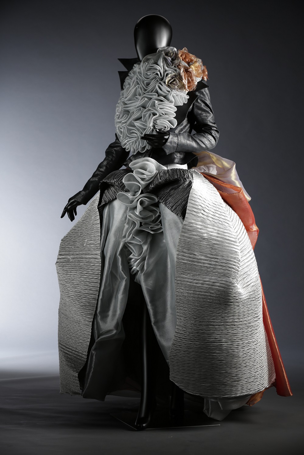梅艷芳於2002年《梅艷芳極夢幻演唱會》最後一場壓軸表演時穿着的服飾。