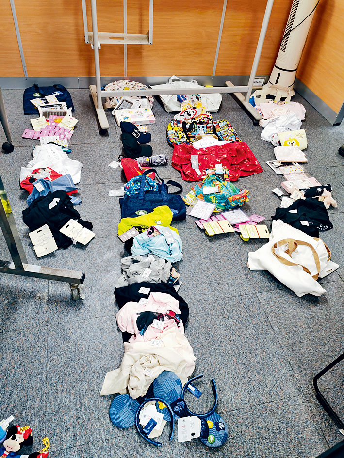 菲律賓「小偷家族」11人在迪士尼樂園的商店偷竊約300件貨品，警方拘捕眾人及檢獲大批贓物。 