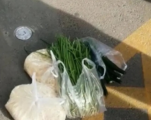石家莊一個商家4袋菜品賣105元被指哄抬價格。網上圖片