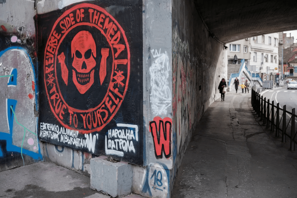 塞尔纳亚首都贝尔格勒街头墙面，可见华格纳佣兵组织的死神头像标志。路透