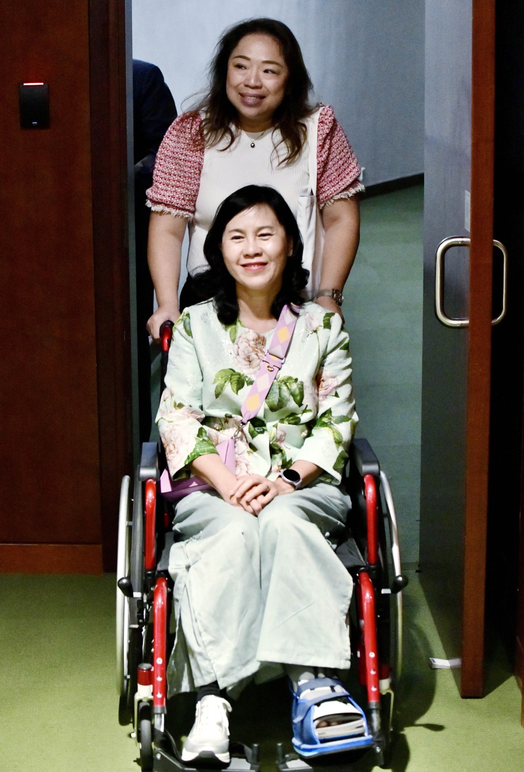 運輸及物流局局長陳美寶則在今年預算案辯論期間，因腳傷拗柴而以輪椅代步。資料圖片