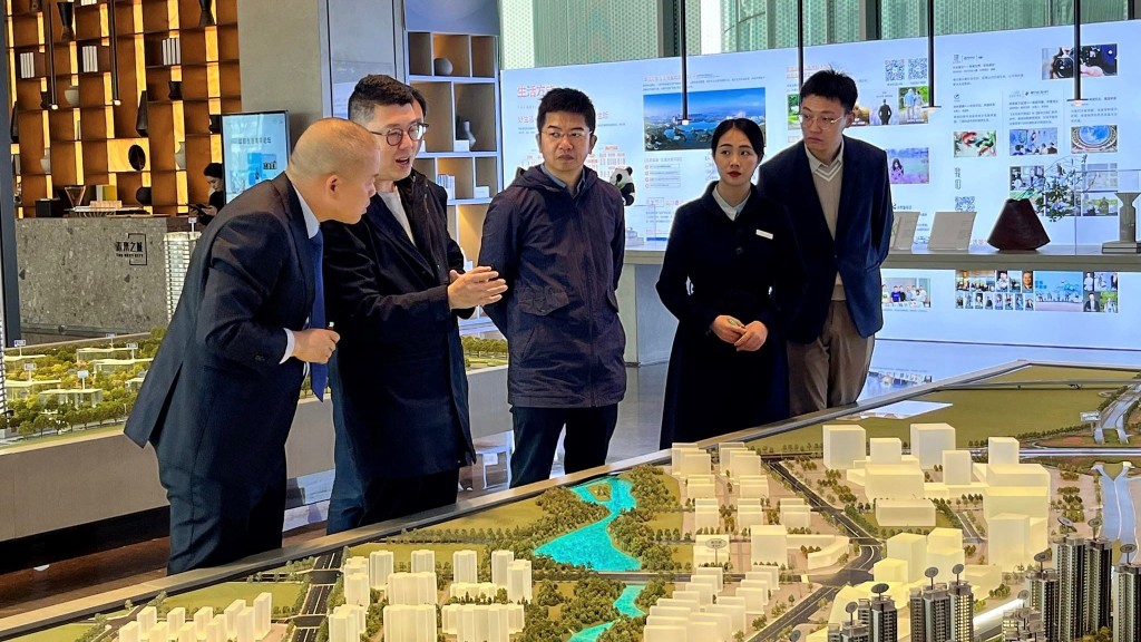 劉國勳近日到成都考察,了解如何透過片區統籌發展,把新城東部建好迎接世界大學生運動會。(劉國勳FB圖片)