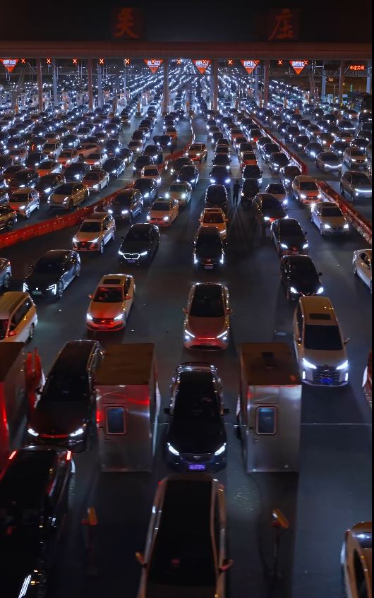 春运返程高峰，各地公路出现红色星河。