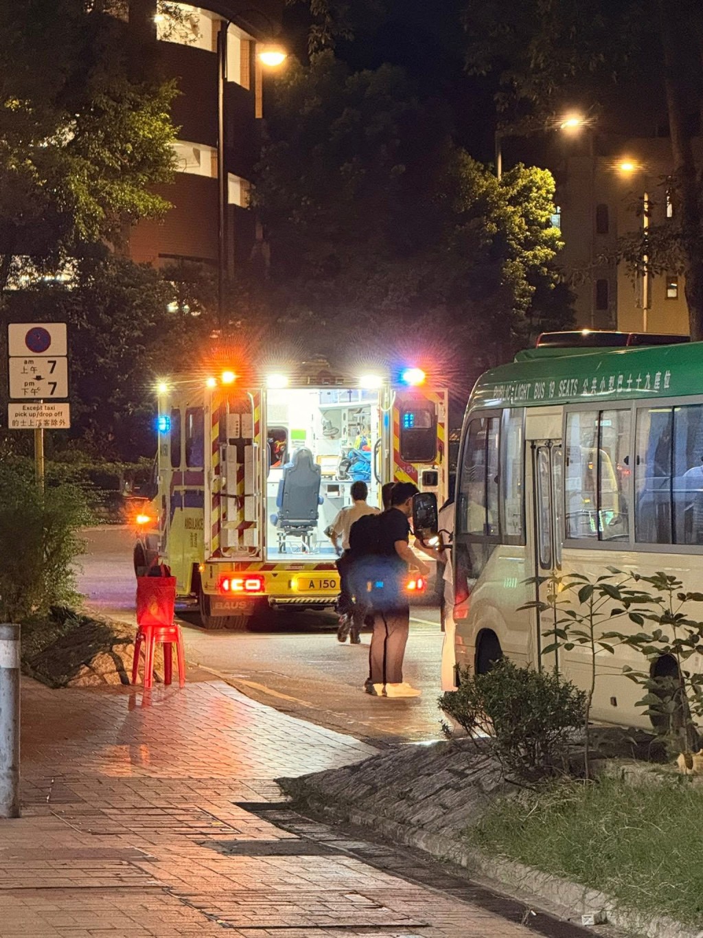 傷者昏迷由救護車送往威爾斯親王醫院治理。網上圖片 傷者昏迷由救護車送往威爾斯親王醫院治理。網上圖片