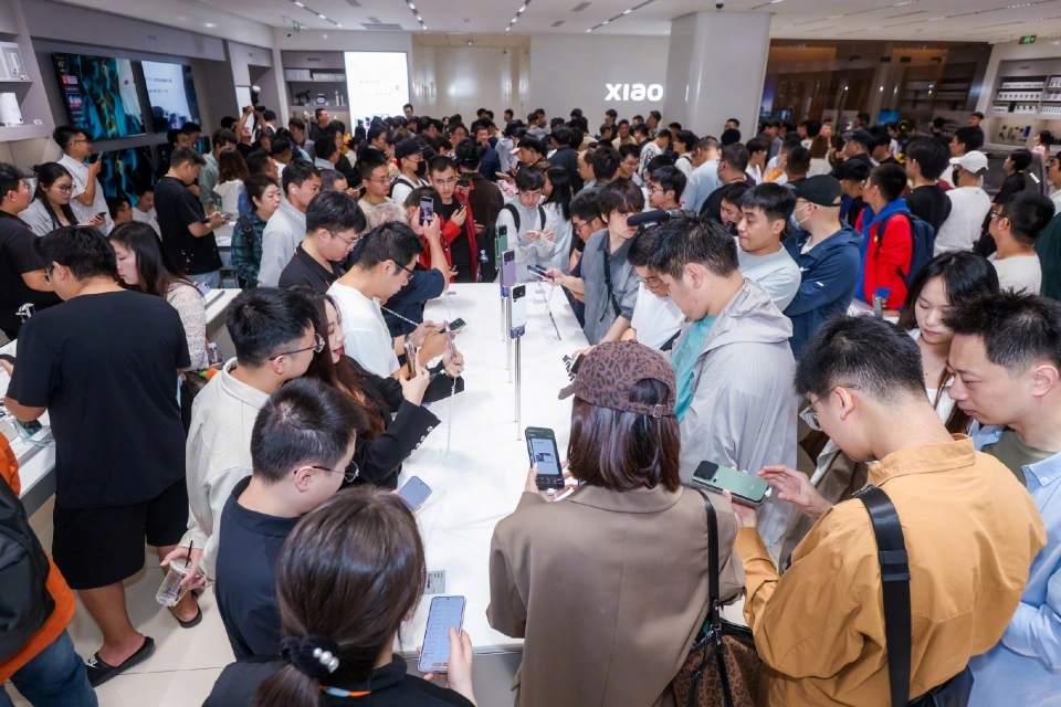 全國多地的小米之家擠得水洩不通。