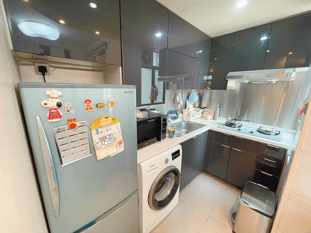 廚房已有洗衣機、雪櫃及微波爐。