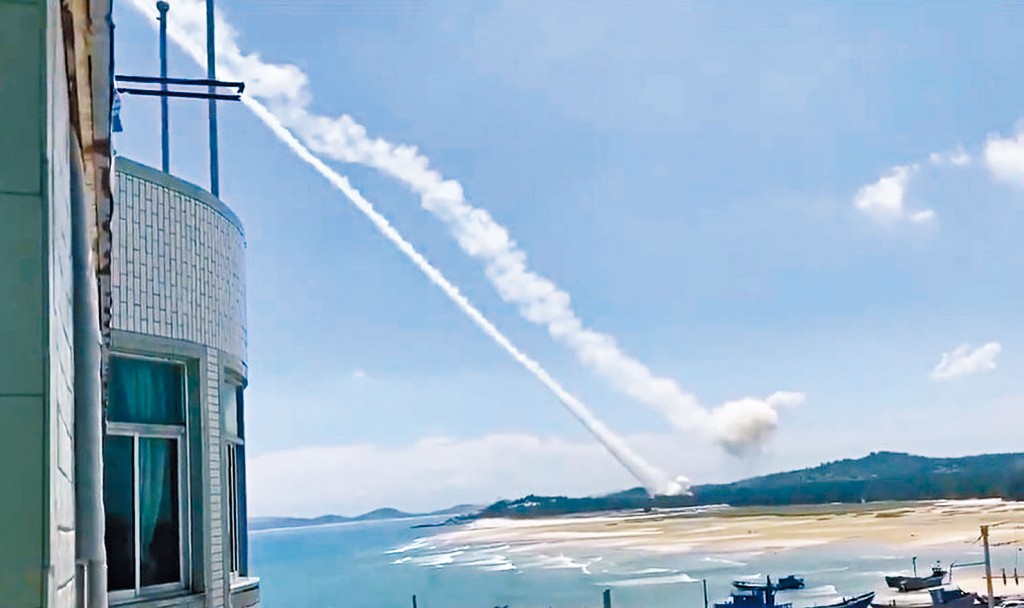 民众拍摄到解放军发炮的场面。