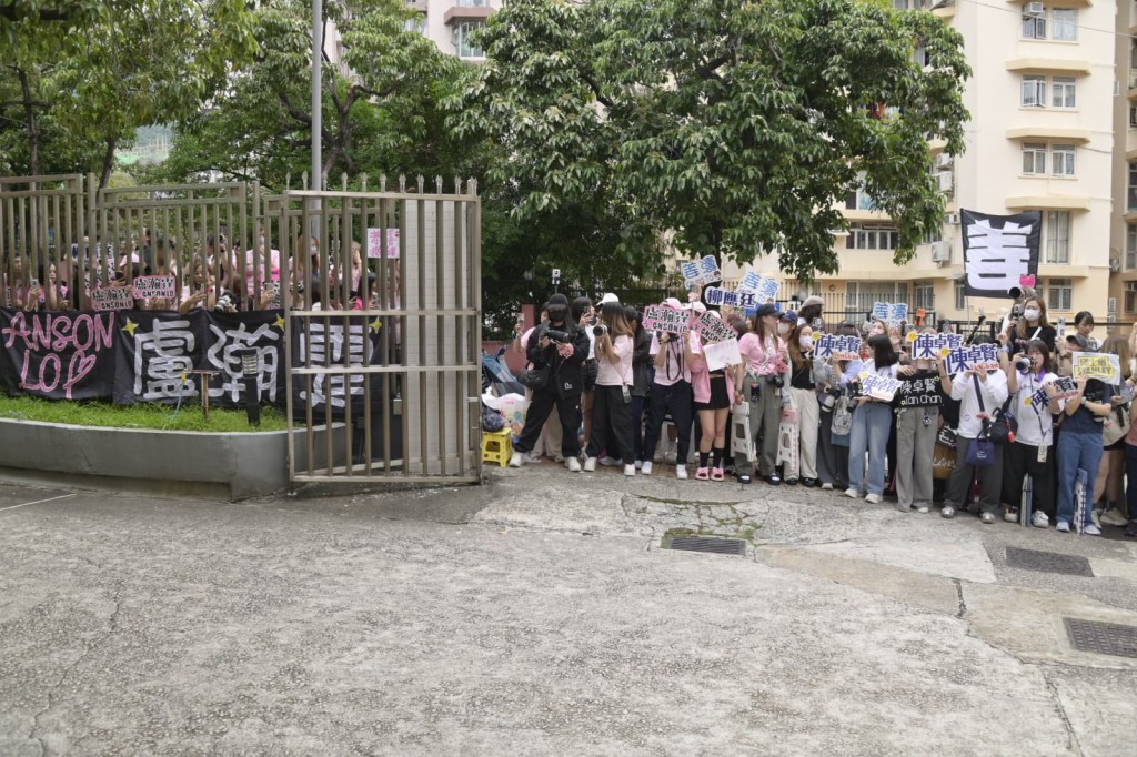 一早已有大約2百鏡粉在商台外守候舉牌，為偶像應援。