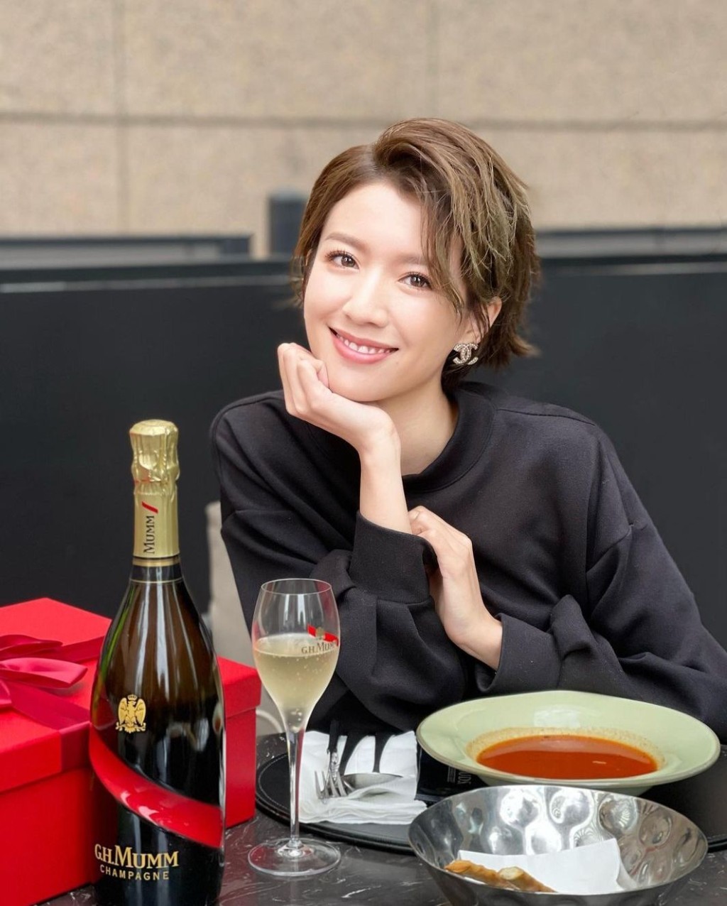 蔡思貝今時今日真係好食好住。