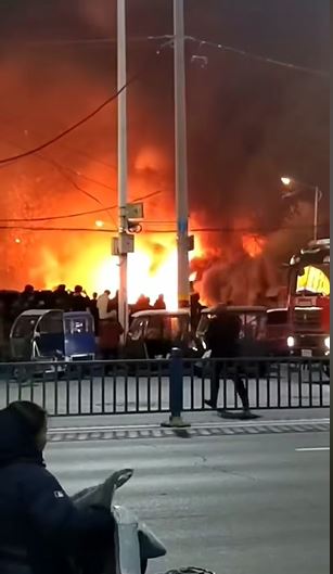 爆炸波及範圍極大，火球濃煙沖天如戰區。