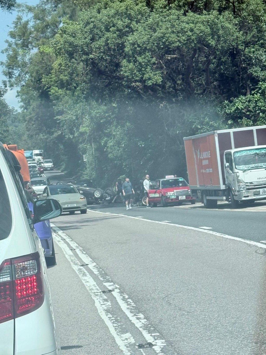 私家車撞欄後反肚，男司機自行爬出待救。ＦＢ馬路的事 (即時交通資訊台)