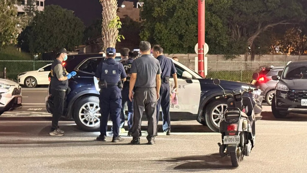 警方將返回現場的疑犯拘捕。 警方將返回現場的疑犯拘捕。