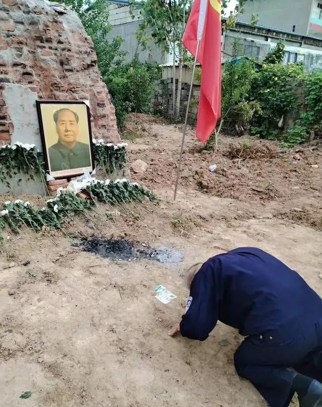 村民向毛泽东跪拜。