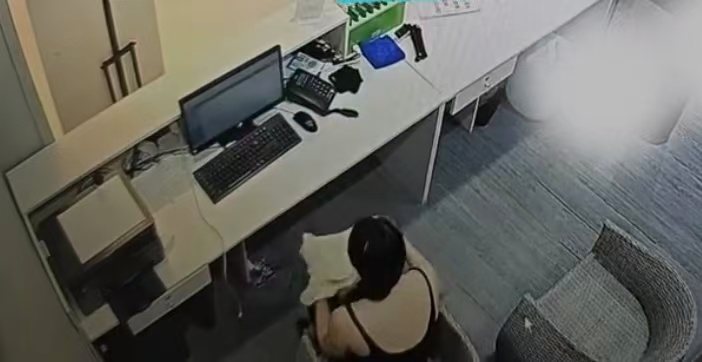 深圳女子趁前台不在自助續費兩年健身卡會員。抖音@型氪運動海岸城店