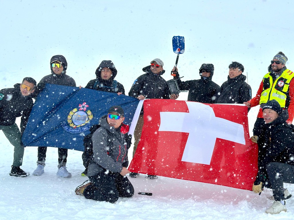 瑞士警察与香港警察在雪山实地测试HKSOS手机应用程式。