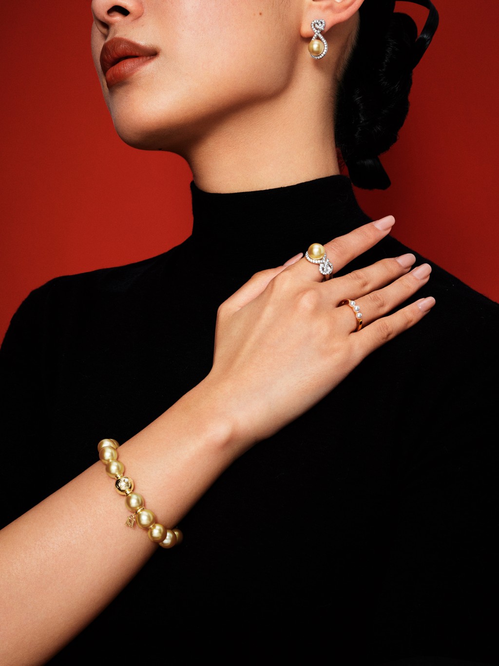 Mikimoto Ruyi Collection以如意結為設計靈感，並與無限符號及數 字「8」的神韻聯結，以18K白金及璀璨鑽石勾勒優雅曲線，環抱瑩潤 珍珠。（售價待詢）