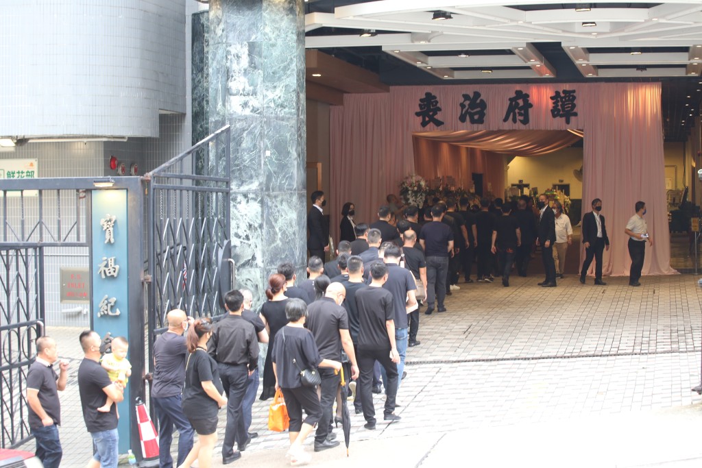 下午4时起大批亲友前往灵堂吊唁。刘汉权摄
