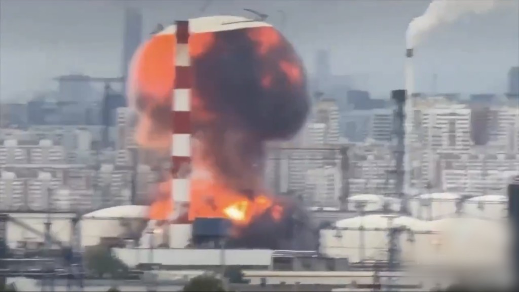 儲油槽爆出「蘑菇雲」,整個頂部飛起。 抖音@李子陽 儲油槽爆出「蘑菇雲」,整個頂部飛起。 抖音@李子陽