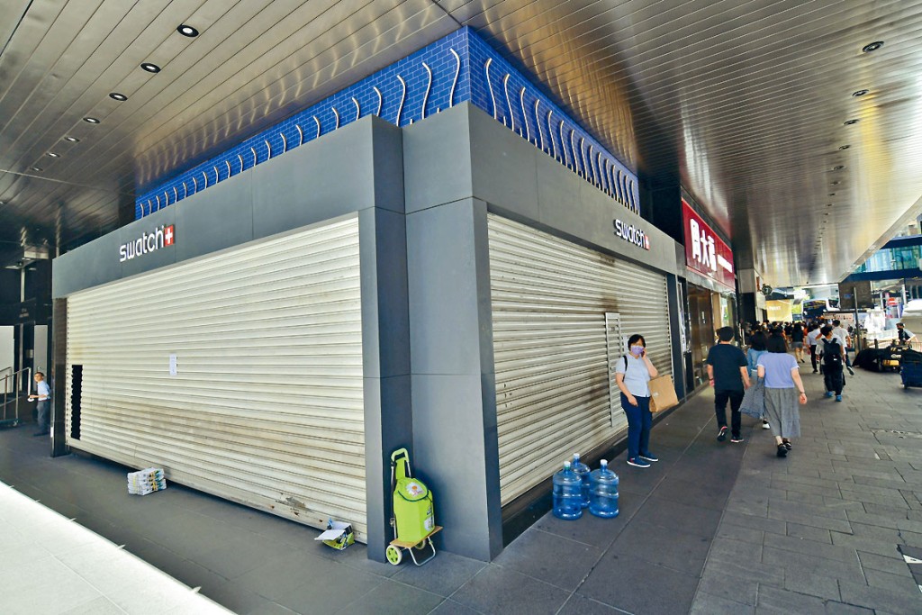 ■中環華人行一號鋪雖屬單邊旺鋪，鐘表店Swatch卻已「拉閘」。告示指，中環店停止營業。