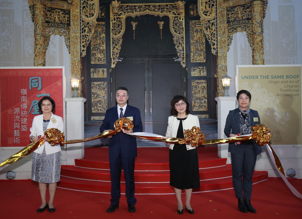 「同一屋簷下：嶺南傳統建築源流與藝術」展覽昨日（十二月十二日）正式開幕。圖示澳門特別行政區政府文化局局長梁惠敏（右一）、中國文物交流中心主任譚平（左二）、發展局局長甯漢豪（右二）和廣州市文化廣電旅遊局副局長歐彩群（左一）主持開幕禮。 