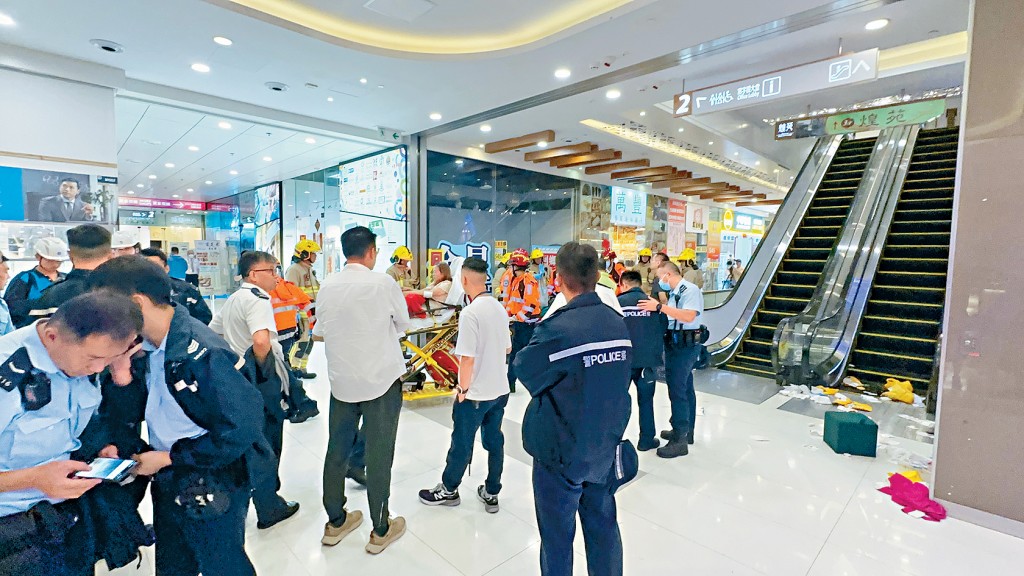 扶手電梯10人倒地意外發生後，警員到場調查。