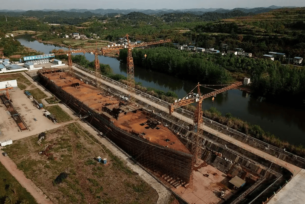 四川复刻版“铁达尼号”2014年5月高调开建至今,仍未完工。 四川复刻版“铁达尼号”2014年5月高调开建至今,仍未完工。
