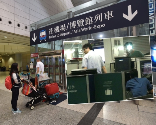 職員在場搶修電腦。