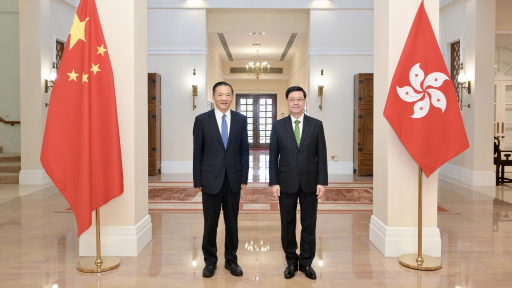 李家超( 左 )與中央廣播電視總台台長兼總編輯會面。政府新聞處