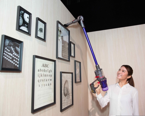 Dyson新推出的Dyson Digital SlimTM輕量無綫吸塵機，體積更輕巧，延長管亦更輕盈，且強勁吸力不減，適合香港家居的硬質地板及較頻繁的清潔習慣。