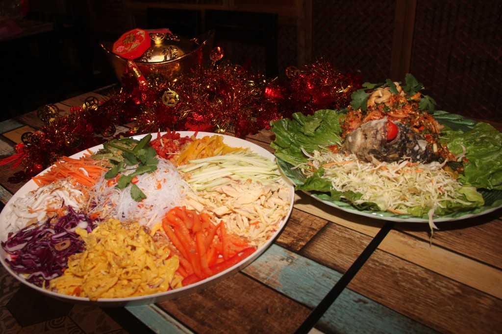 當日他們齊食泰式賀年菜「泰泰撈起」和「泰式飛天魚」。