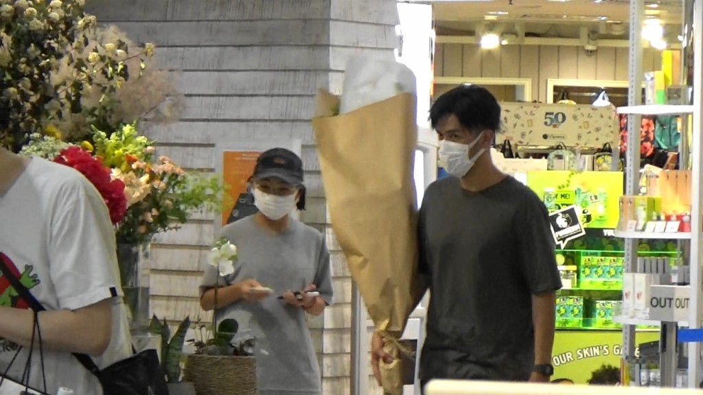 Edward幫細細粒女友捧住紮半個人咁高的鮮花，驟眼睇好似《這個殺手不太冷》。