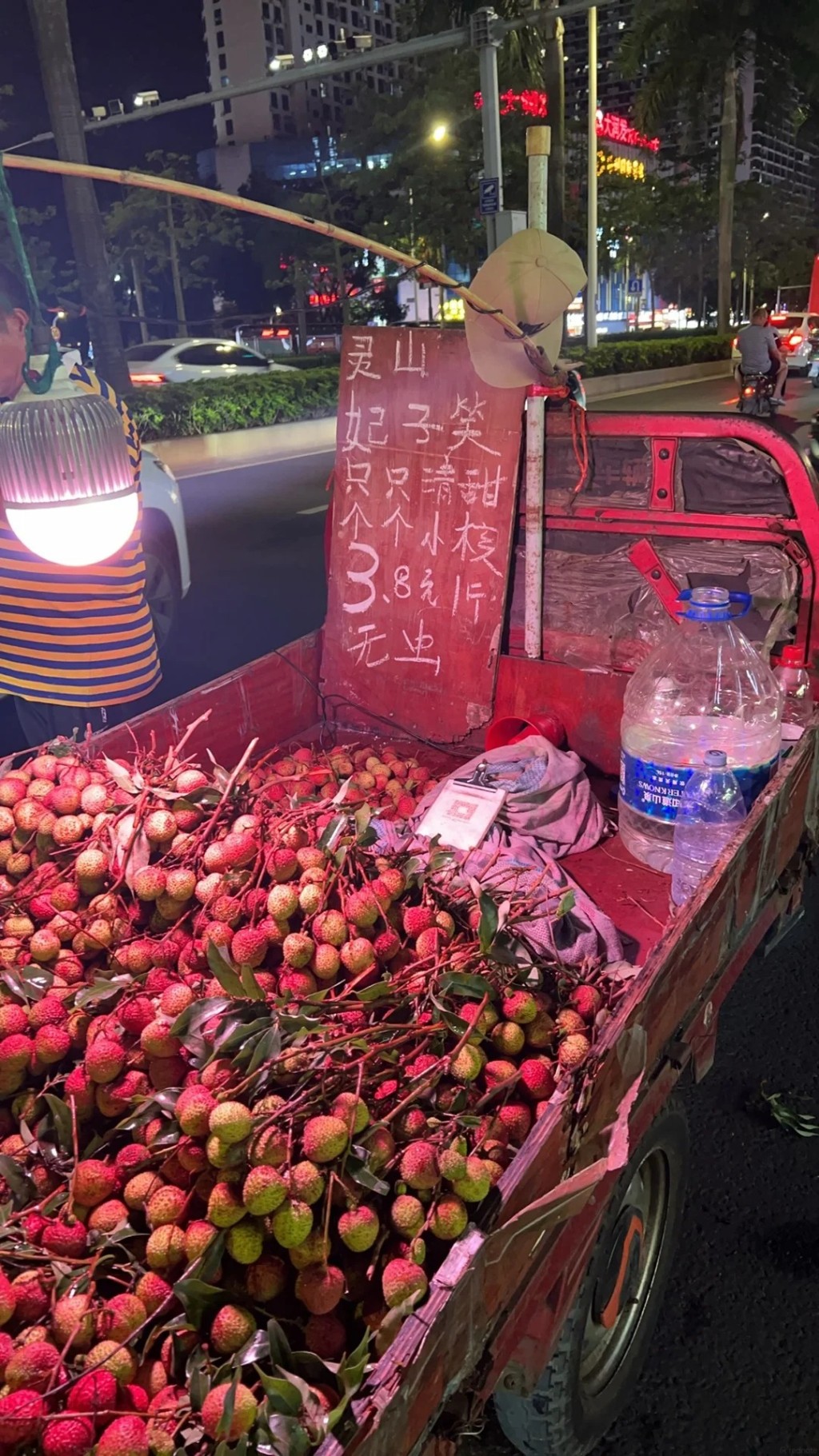 去年荔枝当造，售价低至两三元一斤。小红书