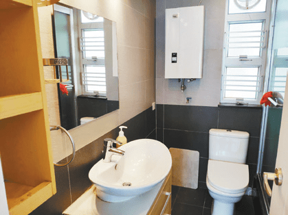 浴室为明厕设计，洁具齐全。