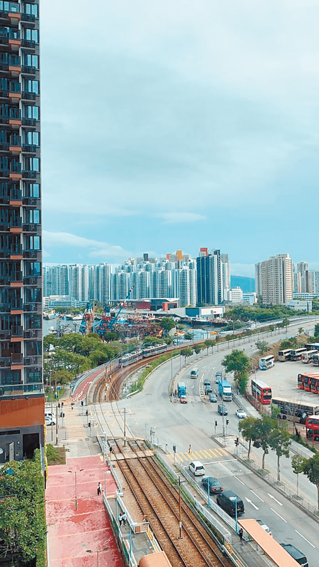 单位可望屯门南一带市景，远眺山景。