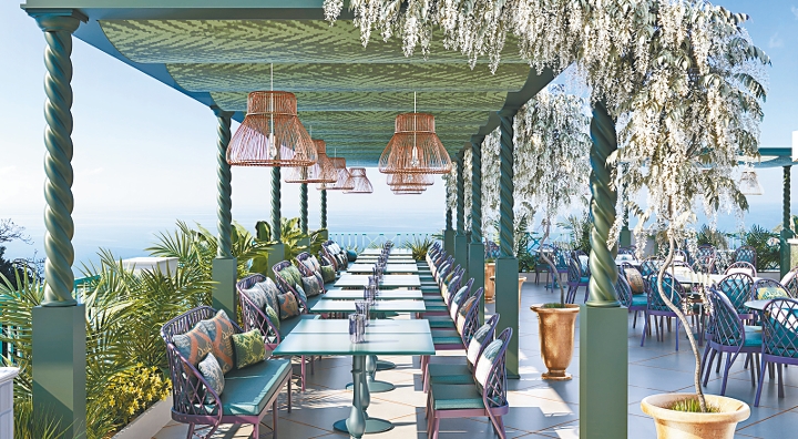 置身酒店的Bianca露天餐厅与酒吧，可赏到一望无际的优美海景。