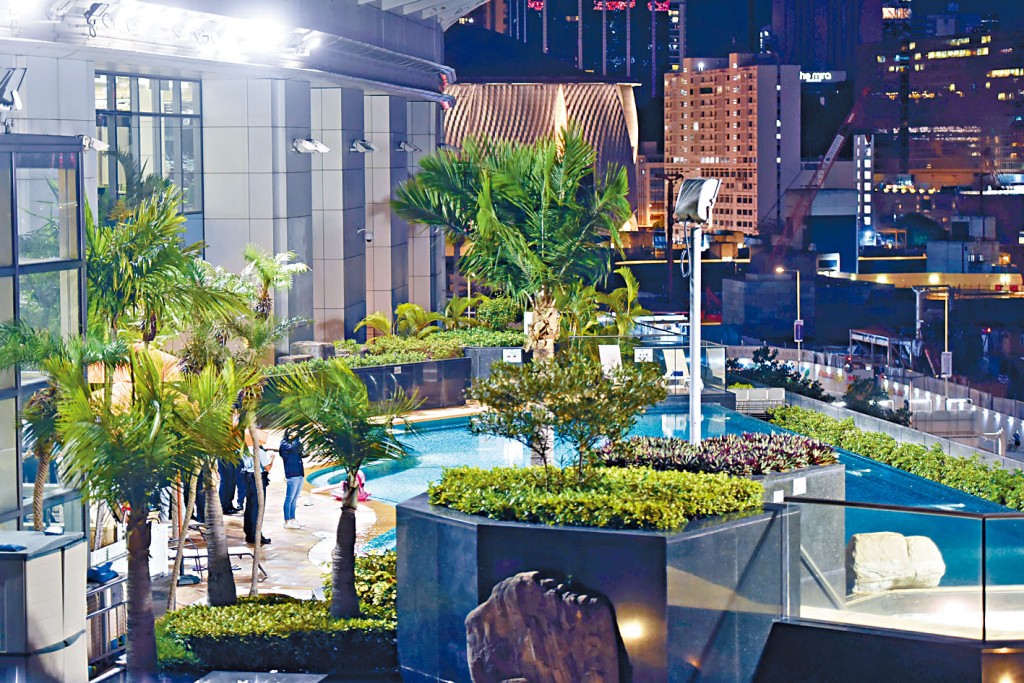 警方在事發的君臨天下會所泳池調查。