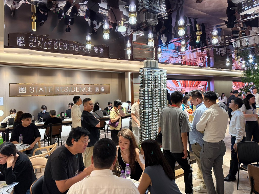 北角皇璇暂收逾5800票,以首轮价单销售单位计算,超额认购逾40倍,将于9月24日(四)截票。 北角皇璇暂收逾5800票,以首轮价单销售单位计算,超额认购逾40倍,将于9月24日(四)截票。