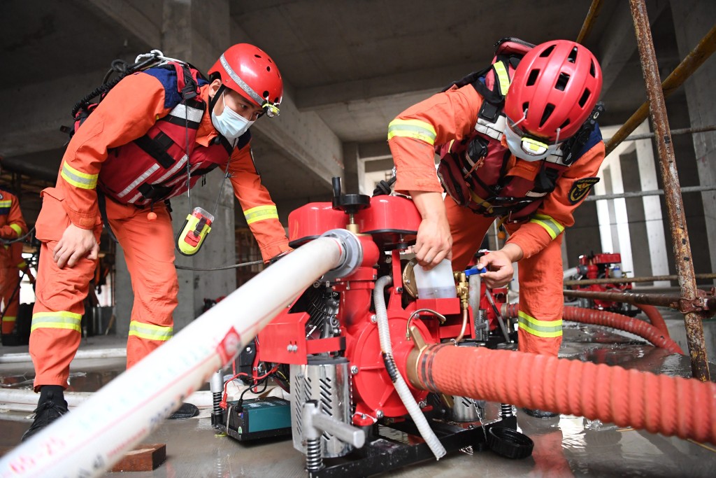 邢台市消防救援支队队员8月7日在河北省涿州市一处工地进行排涝作业。新华社