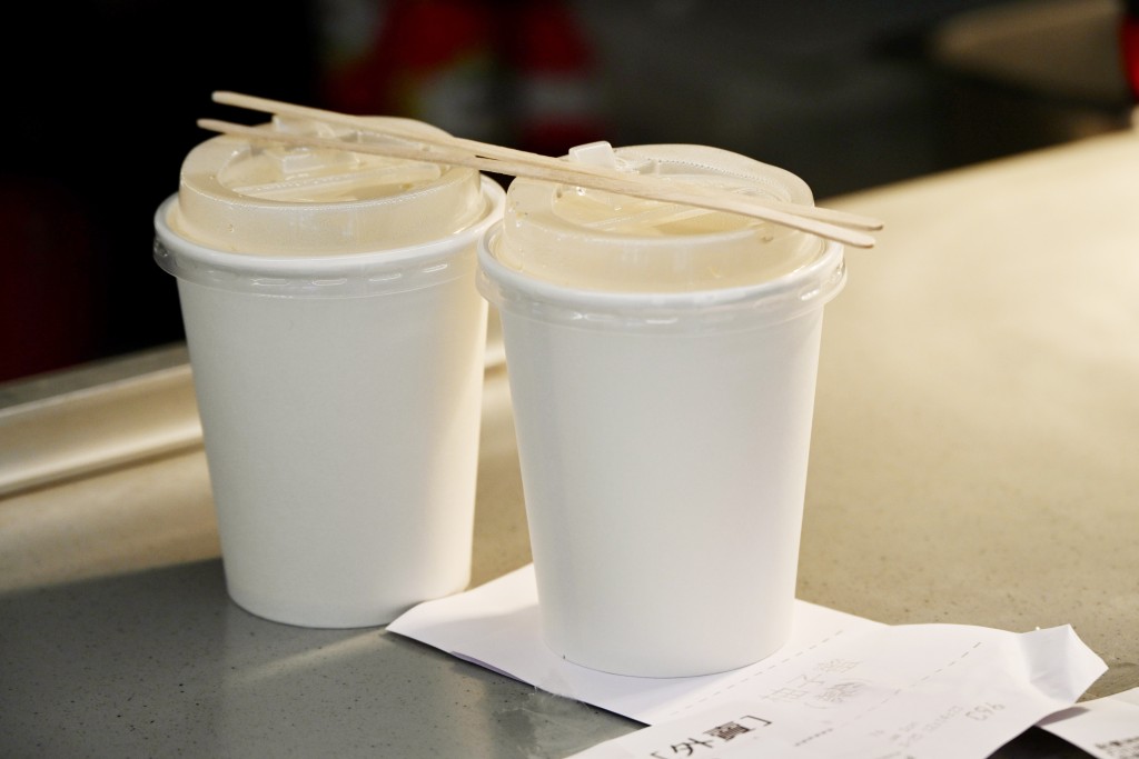 杯、蓋如果要用紙製「容易濕到咁上下就軟」。資料圖片 杯、蓋如果要用紙製「容易濕到咁上下就軟」。資料圖片