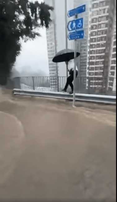 有打工仔為返工走上圍欄。網上影片截圖