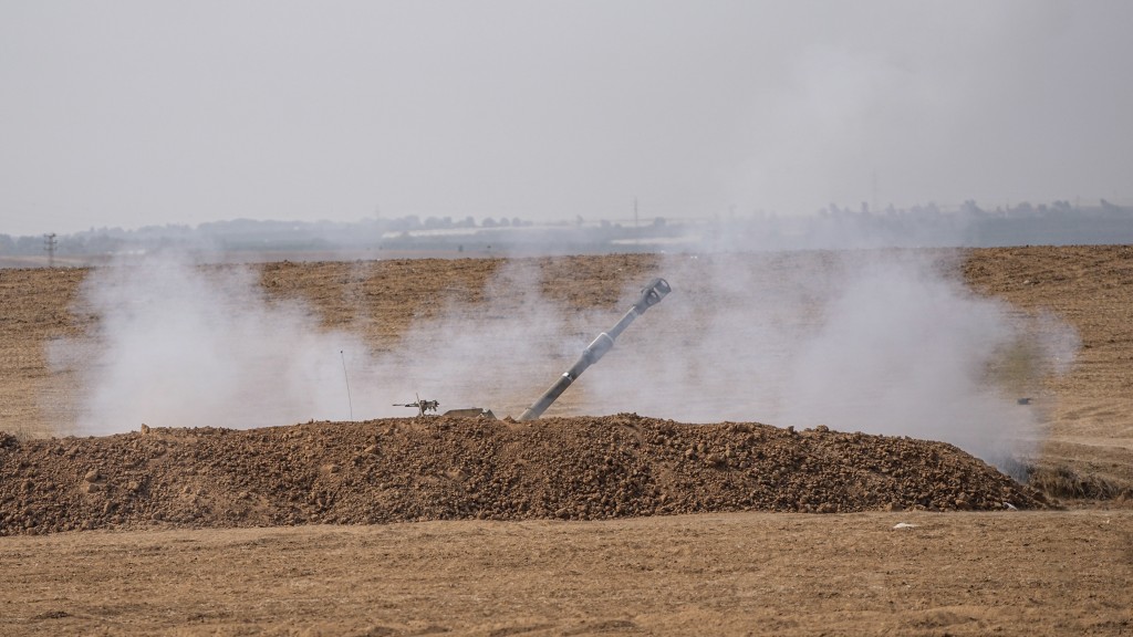 以色列机动炮兵部队向加沙地带开火。 美联社 