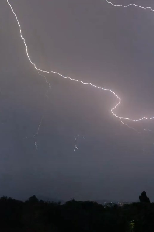 昨晚【19:00】天文台指短期內香港廣泛地區可能受大雨影響。相片資料來源：eatfoodmommy＠Threads