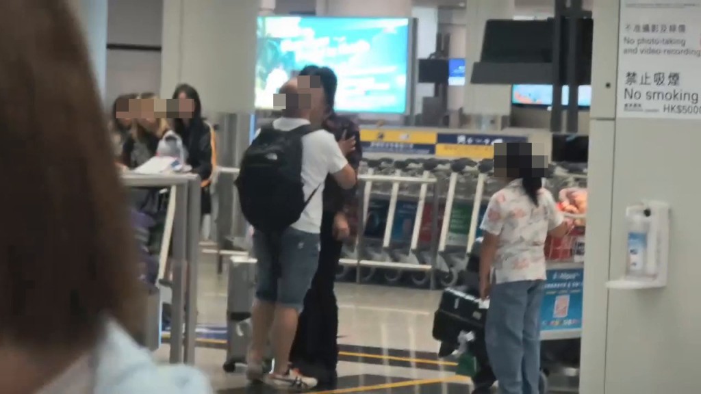 香港機場早前出現一幕打鬥場面,兩名疑似有家 人同場的男子,懷疑因為阻路問題在行李等候區 先是口角繼而推撞,期間肉緊至兩度十指緊扣。Threads截圖 香港機場早前出現一幕打鬥場面,兩名疑似有家 人同場的男子,懷疑因為阻路問題在行李等候區 先是口角繼而推撞,期間肉緊至兩度十指緊扣。Threads截圖