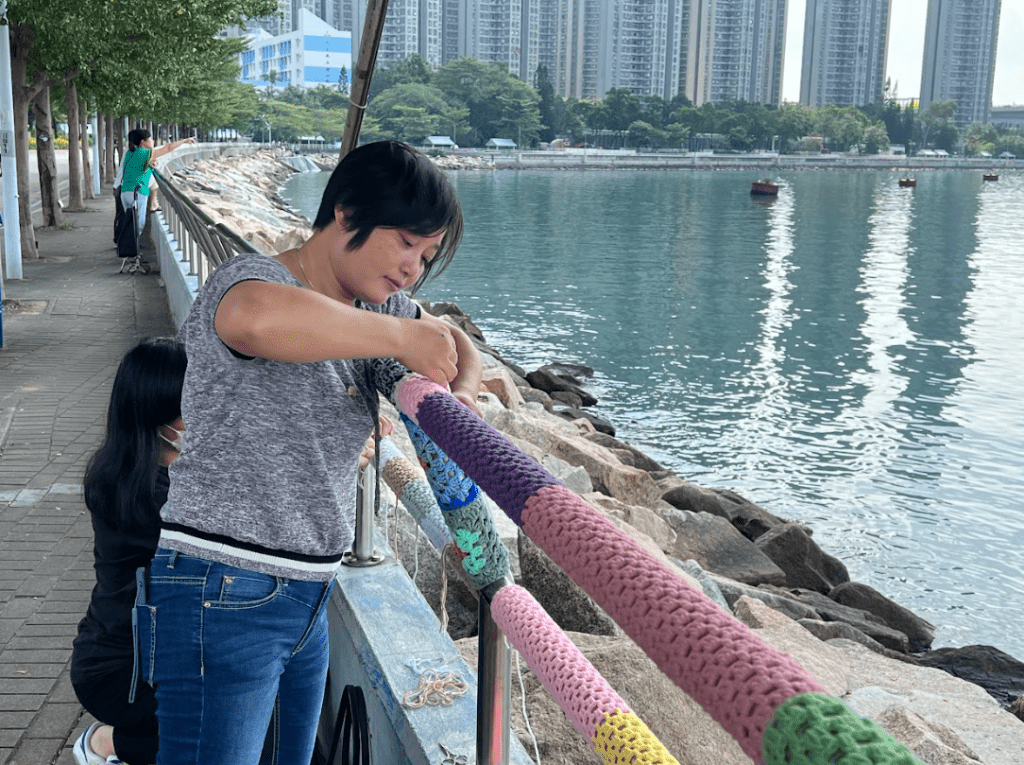 是次計劃是中心的首個街頭編織項目。 