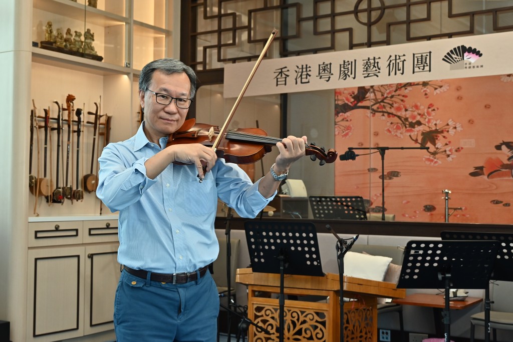 王勝泉稱在做資料搜集時，才能確認粵劇於百年前已曾使用西式樂器伴奏。