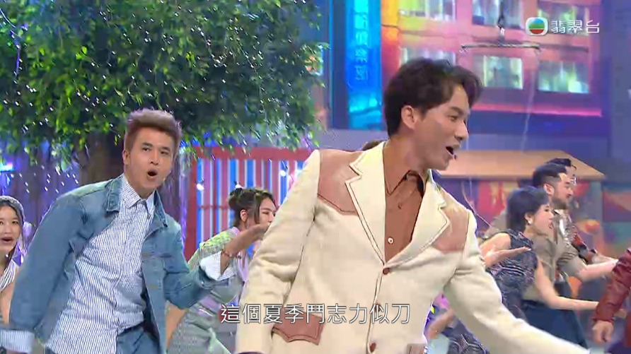 《中年好聲音》第一、二季學員一同表演。