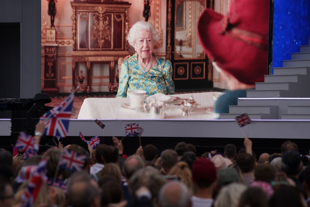 現場播出英女皇預先的錄影片段,驚喜現身。AP