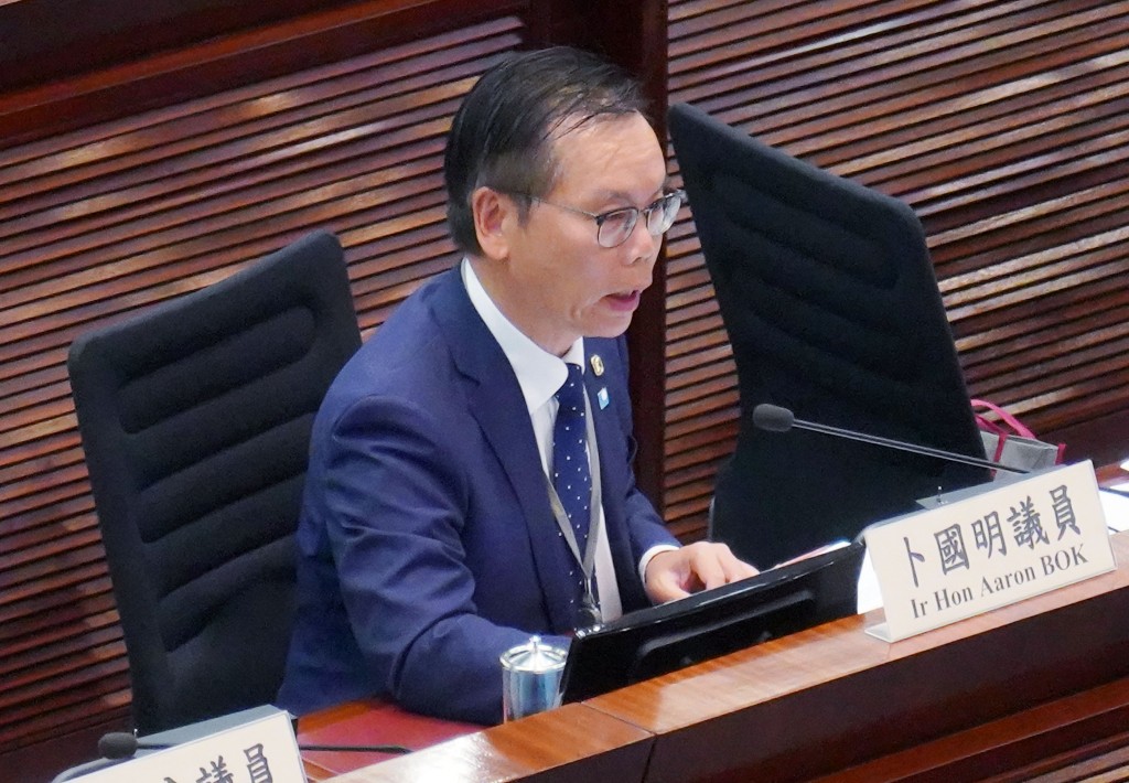 工程界立法會議員卜國明表示,方案屬「因地制宜」,以「最平、最快」的方法,為原有屯馬綫加建新站。 工程界立法會議員卜國明表示,方案屬「因地制宜」,以「最平、最快」的方法,為原有屯馬綫加建新站。